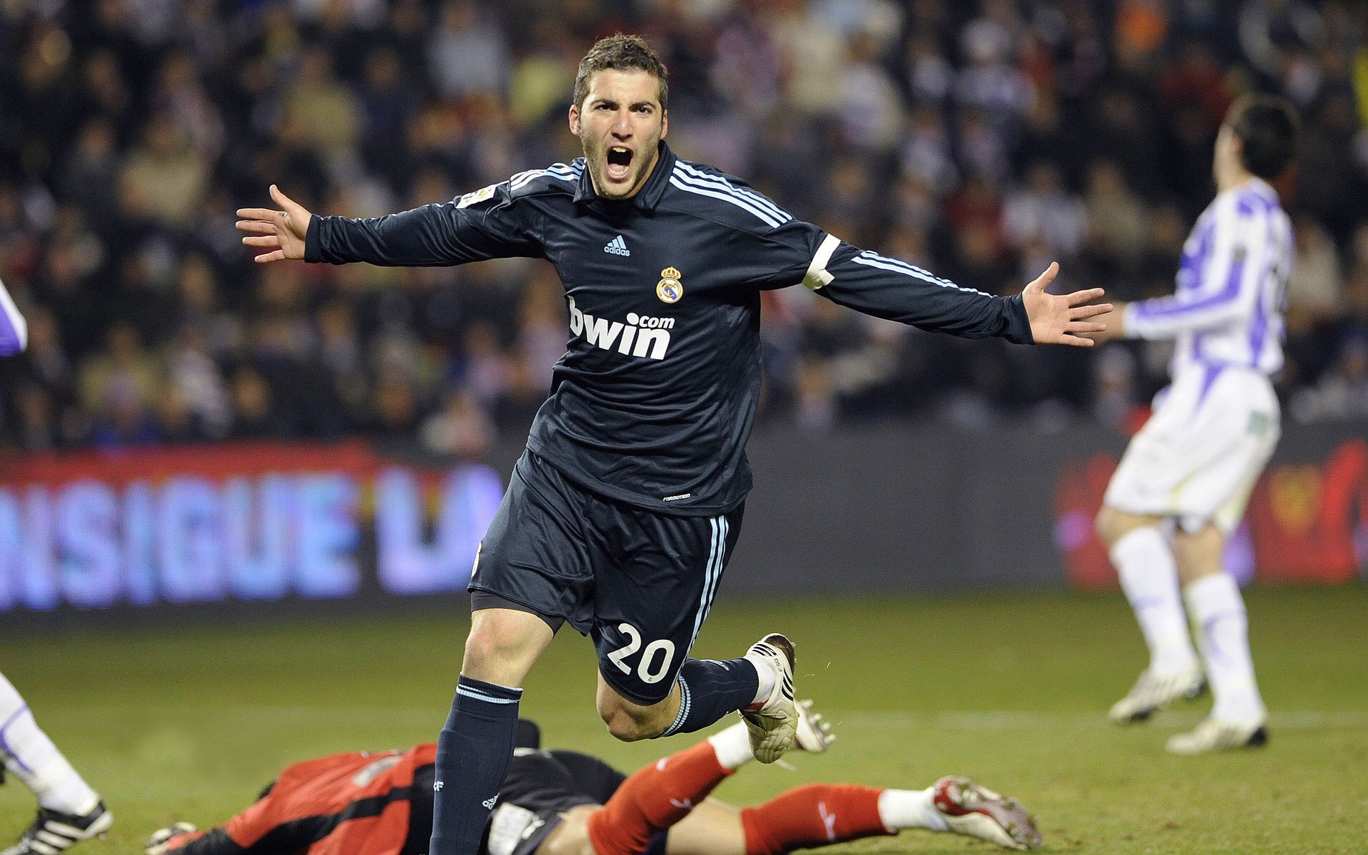 开云体育官方-五大联赛是否出现门将出球方向由中路转向边路趋势,五大联赛门将进球